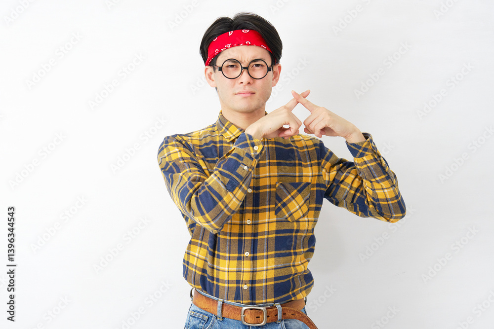 Fototapeta premium アキバ系の男性 指でばつ印のジェスチャー 白背景