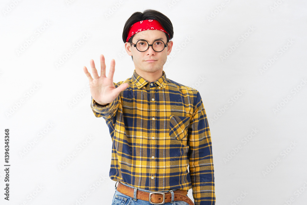 Fototapeta premium アキバ系の男性 禁止のジェスチャー 白背景