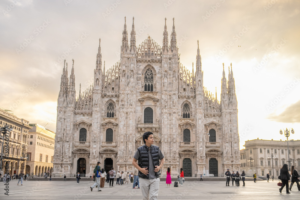Naklejka premium Man in main square of Duomo di Milano.