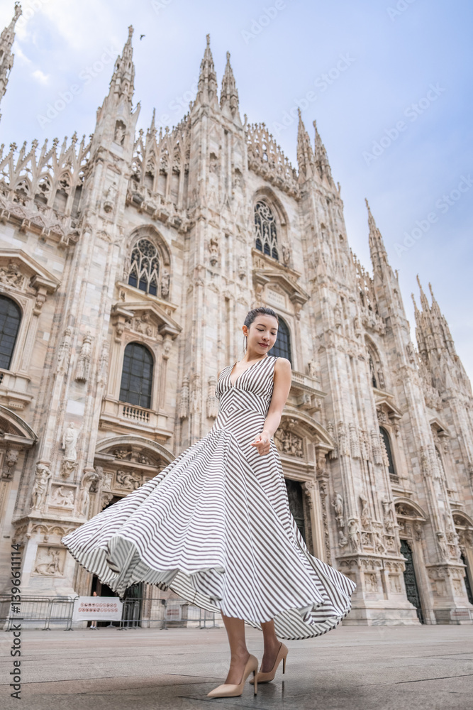 Obraz premium Woman in long dress walking in main square of Duomo di Milano.