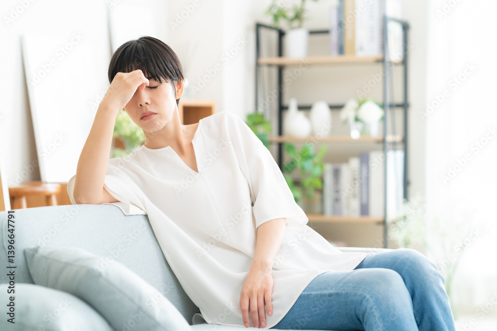 眼精疲労の若い女性 眼精疲労の若い女性
