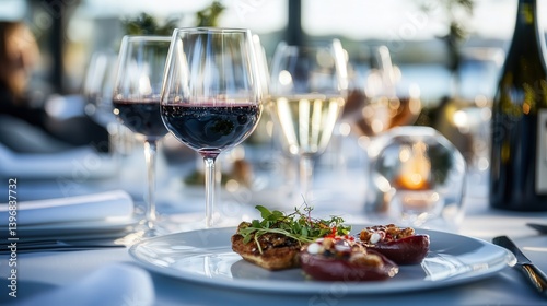 taste and beauty, as fine food and wine are enjoyed with the panoramic views of Sydney Harbour and its iconic landmarks.