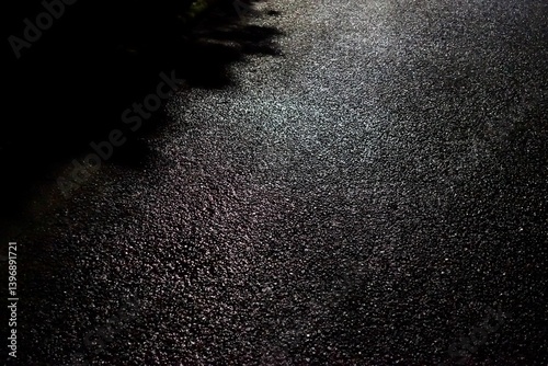 夜の雨に濡れたアスファルトの路上　背景画像
