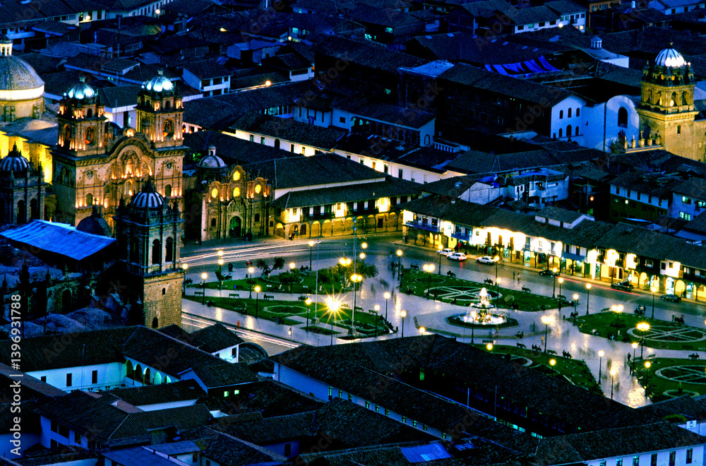 Fototapeta premium Plaza de Armas ao anoitecer, Cusco no Peru