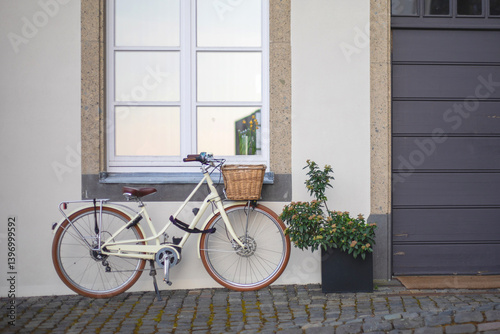 Fahrrad mit Korb vor einem Altbau  photo