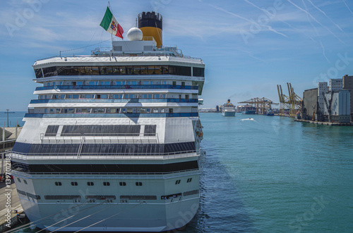 Obraz na płótnie Modern family cruiseship Pacifica and other cruise ship liners in port of Barcelona, Spain on sunny summer day seen from landside during Mediterranean cruising w salonie