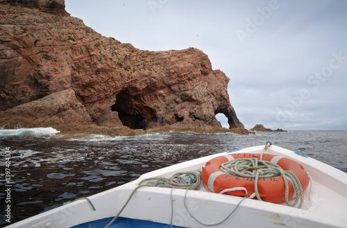 Obraz na płótnie Boat View of Red Rock Cliffs and Sea Caves. Berlenga Island Portugal. w salonie