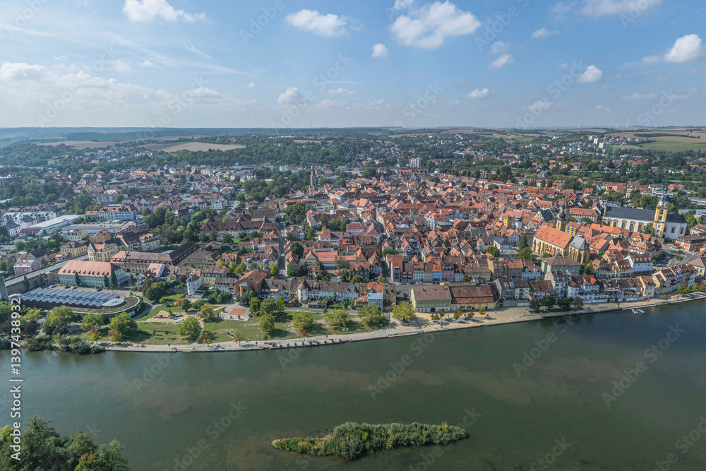 Die unterfränkische Kreisstadt Kitzingen im Main-Dreieck aus der Vogelperspektive