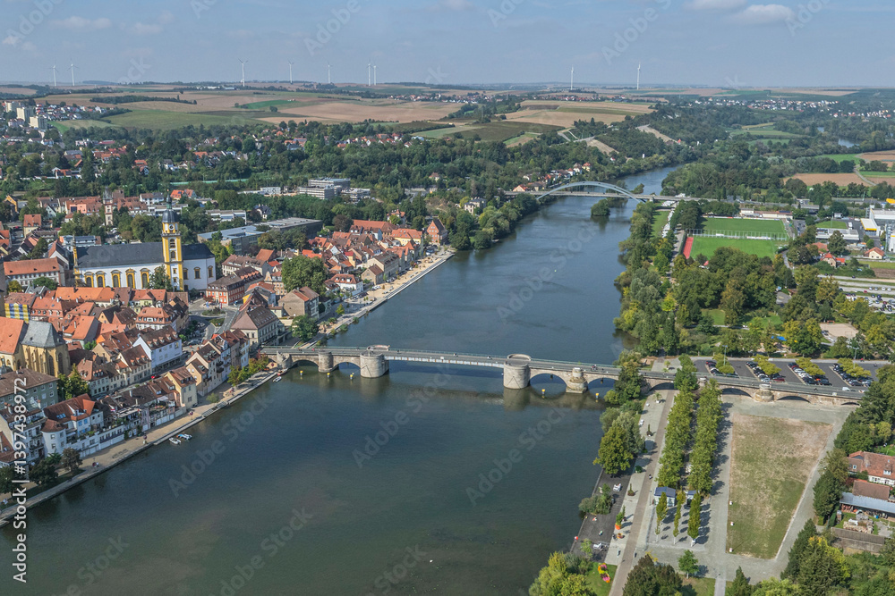 Die unterfränkische Kreisstadt Kitzingen im Main-Dreieck aus der Vogelperspektive