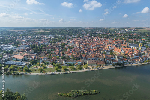 Obraz na płótnie Die unterfränkische Kreisstadt Kitzingen im Main-Dreieck aus der Vogelperspektive w salonie