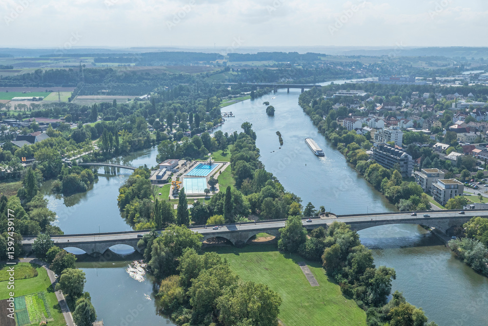 Die unterfränkische Kreisstadt Kitzingen im Main-Dreieck aus der Vogelperspektive