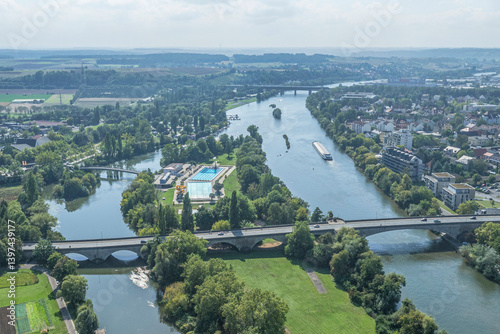 Obraz na płótnie Die unterfränkische Kreisstadt Kitzingen im Main-Dreieck aus der Vogelperspektive w salonie