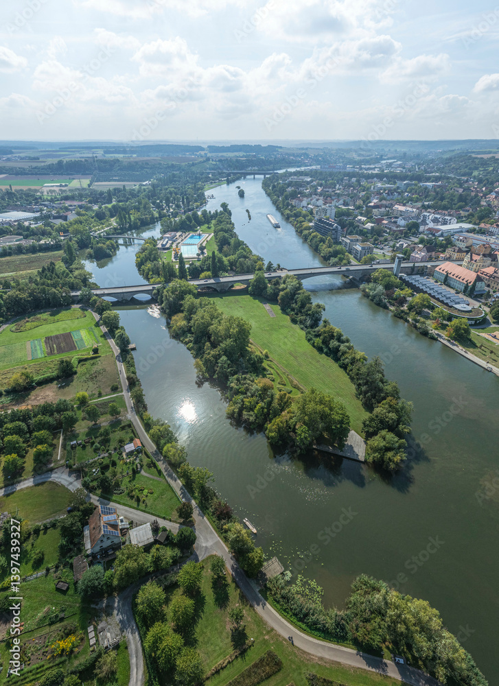 Die unterfränkische Kreisstadt Kitzingen im Main-Dreieck aus der Vogelperspektive