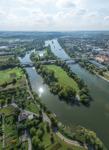 Obraz na płótnie Die unterfränkische Kreisstadt Kitzingen im Main-Dreieck aus der Vogelperspektive w salonie