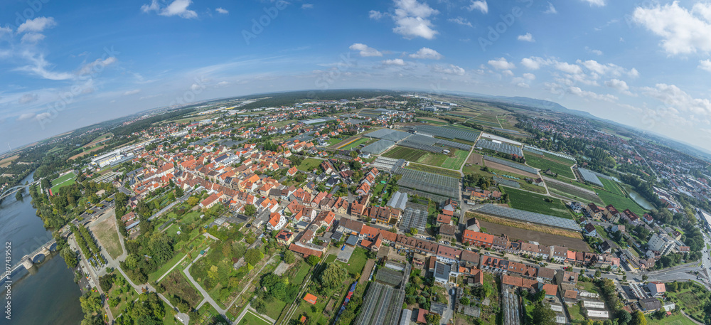 Die unterfränkische Kreisstadt Kitzingen im Main-Dreieck aus der Vogelperspektive