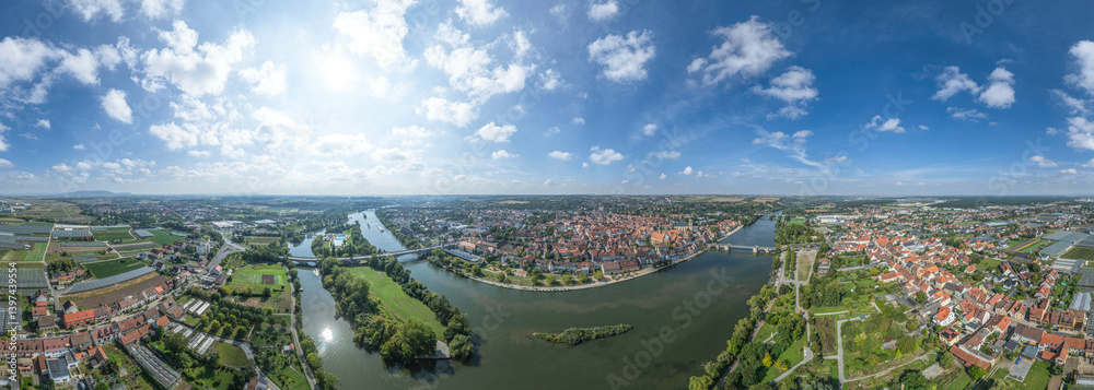 Spätsommerlicher Blick auf Kitzingen am Main in Unterfranken