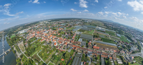 Obraz na płótnie Die unterfränkische Kreisstadt Kitzingen im Main-Dreieck aus der Vogelperspektive w salonie