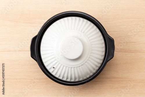 テーブルに置かれた土鍋