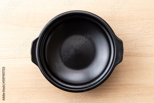 テーブルに置かれた土鍋