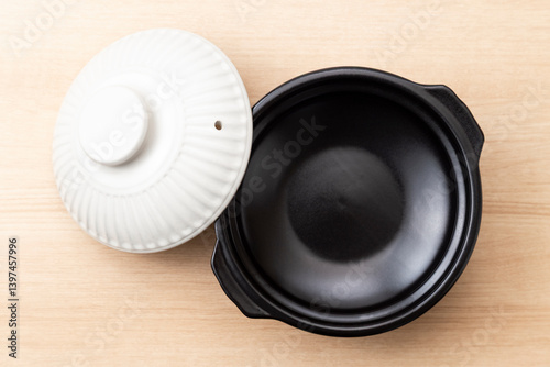 テーブルに置かれた土鍋