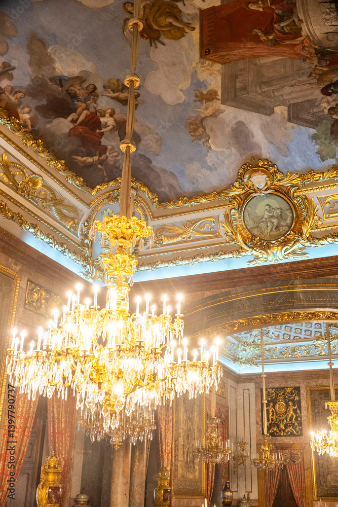 Obraz premium A beautifully decorated room with a stunning chandelier and ceiling painting