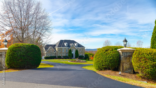 Foto Asphalt driveway to large country house