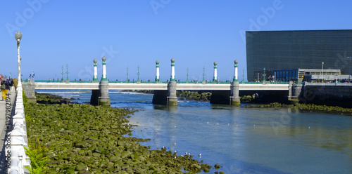 Obraz na płótnie Urumea River in the city of Donostia-San Sebastián, Euskadi w salonie