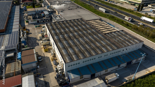 Obraz na płótnie Aerial view of a factory with a large warehouse. w salonie