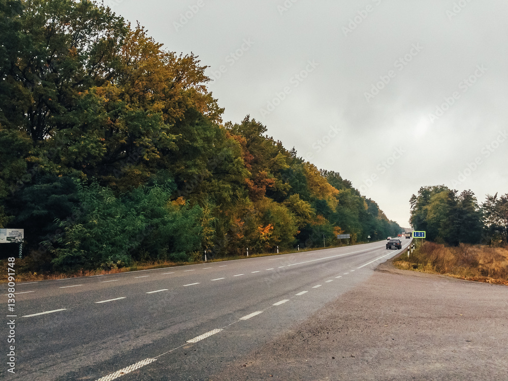 Naklejka premium Road with a car on it and trees in the background