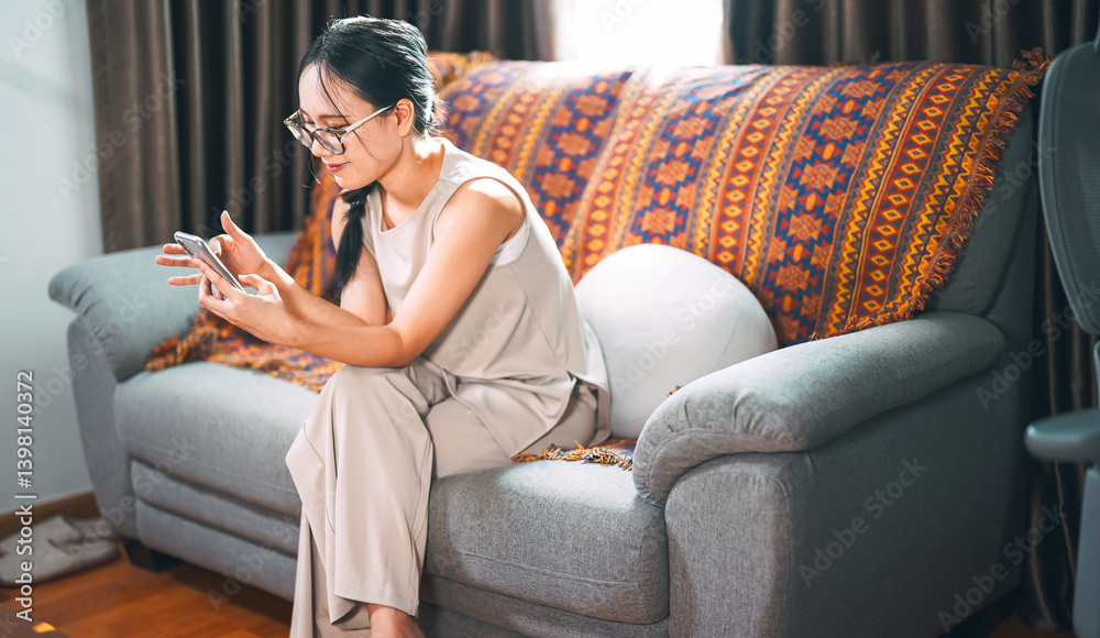Obraz premium Asian woman influencer using smartphone live streaming on social media content creator