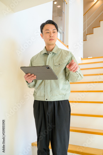 家の設備を点検する日本人男性