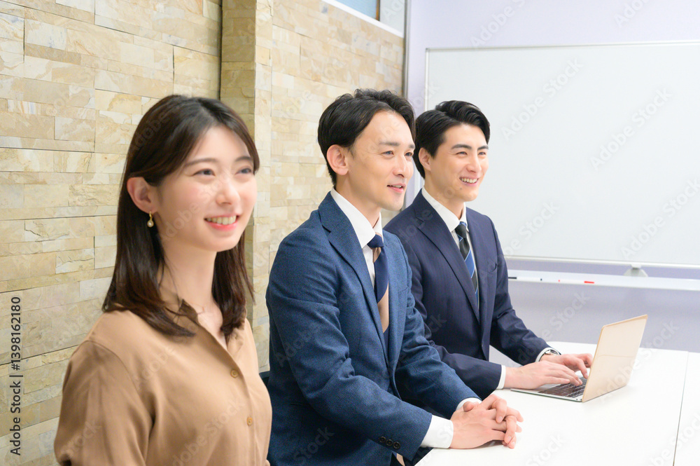 並んで笑顔の日本人男女 並んで笑顔の日本人男女