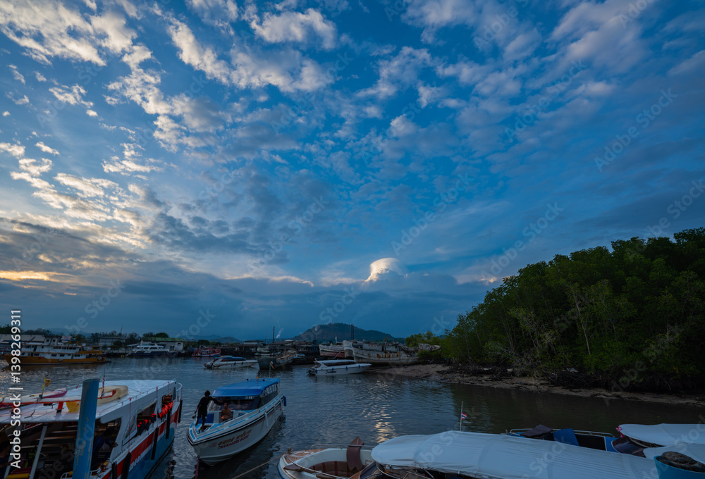 Naklejka premium white clouds in the blue sky The sun shines through. .birds flying in the sky The wind that blows through.The clouds move and change shape with the force of the wind. .beautiful nature in the sky
