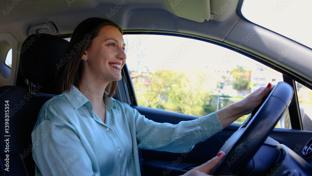 Naklejka premium Cheerful businesswoman driving her car on a sunny day