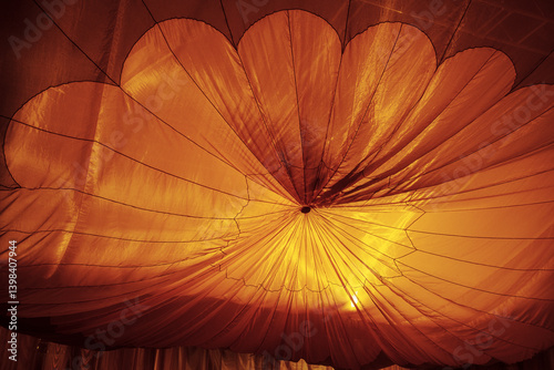 Photos Toile de parachute éclairée  à contre jour dans un spectacle de théâtre