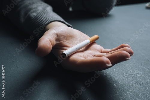 Obraz na płótnie Smoking Addiction: Wasting Money on Cigarettes w salonie