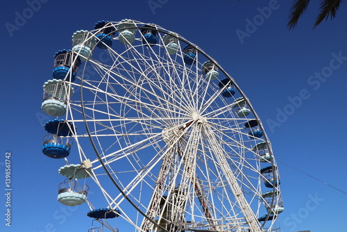 La grande roue à côté du port, ville de Carthagène, région de la communauté autonome de la région de Murcie, Espagne