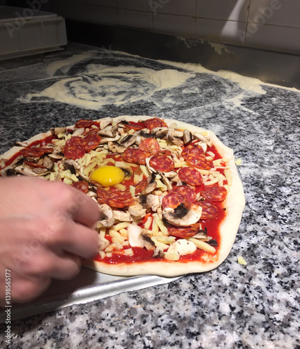 Pizzero haciendo una pizza en una pizzería