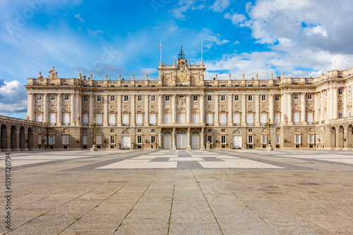 Obraz na płótnie Royal palace facade in Madrid, Spain w salonie