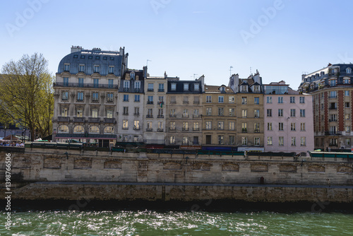 Des immeubles en bord de seine à Paris.
