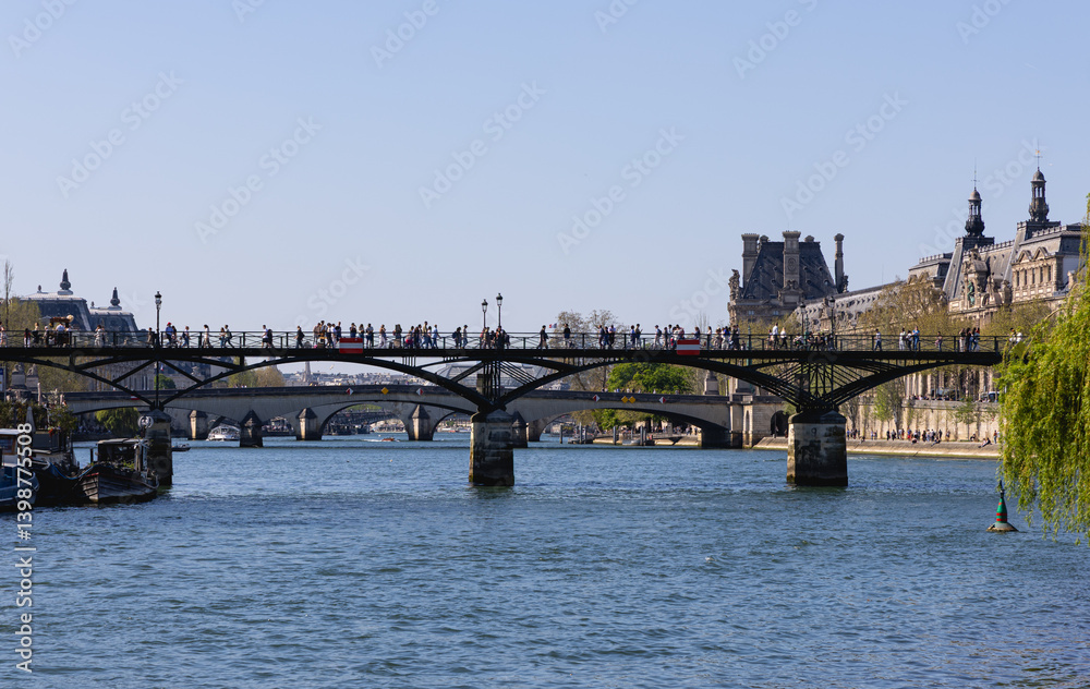 Obraz premium Le pont des arts de Paris, sous le soleil.