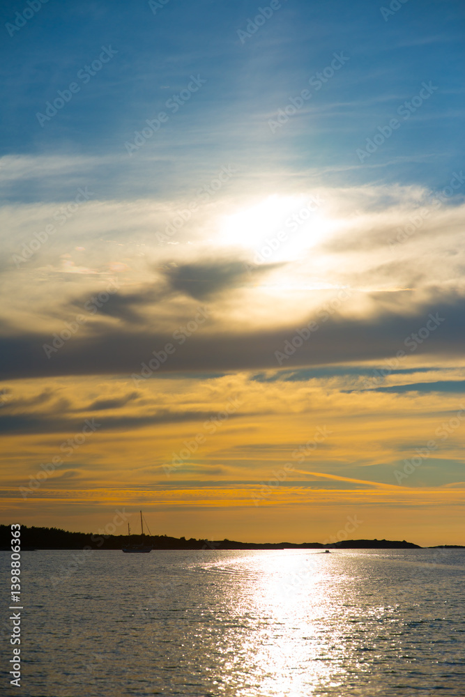Fototapeta premium Golden sunset over rippling ocean waves.