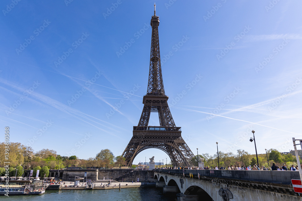 Obraz premium Paris avec la tour Eiffel avec la seine.