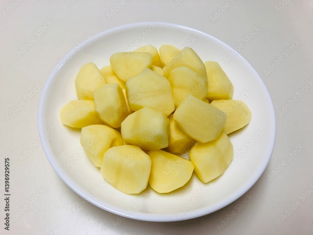 皮をむいて面取りしたじゃがいも 下ごしらえ 皮をむいて面取りしたじゃがいも 下ごしらえ