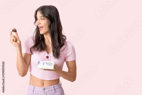 Happy young woman with deli...