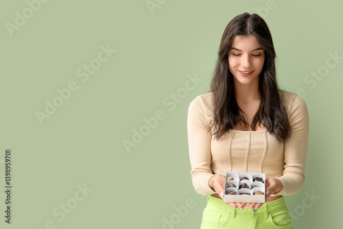 Young woman with box of del...