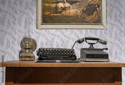 Obraz na płótnie Old office desk with typewriter and telephone w salonie