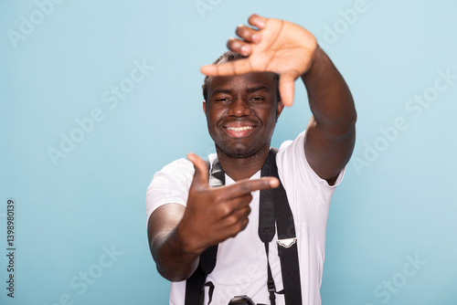 Photos African American male filmmaker framing his shot with his fingers, forming a rectangle shape instead of using the viewfinder