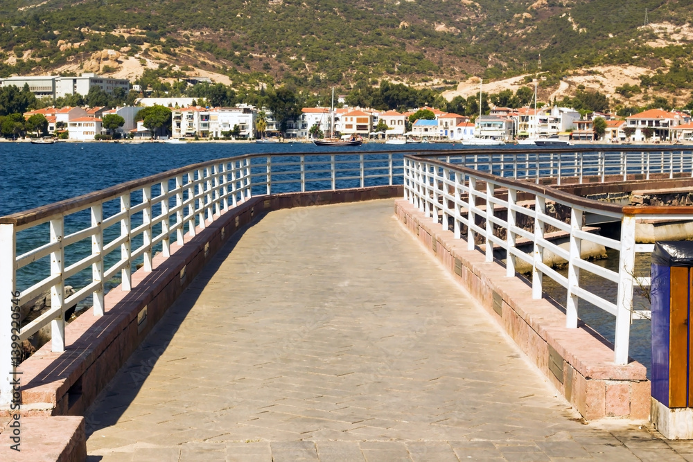 Obraz premium A walking bridge by the sea,blurred background