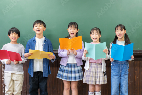合唱する小学生